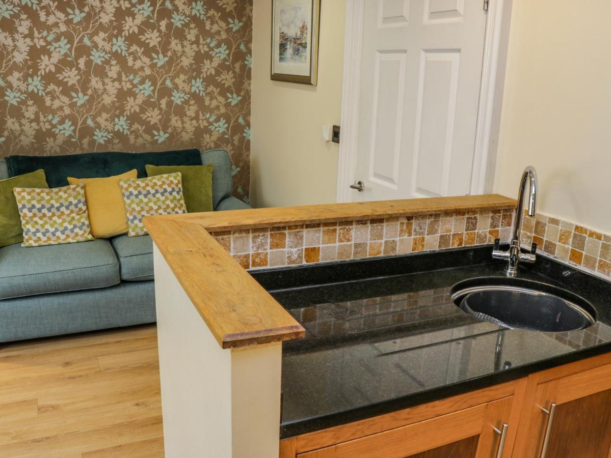 Apartment 6 Уитби Екстериор снимка