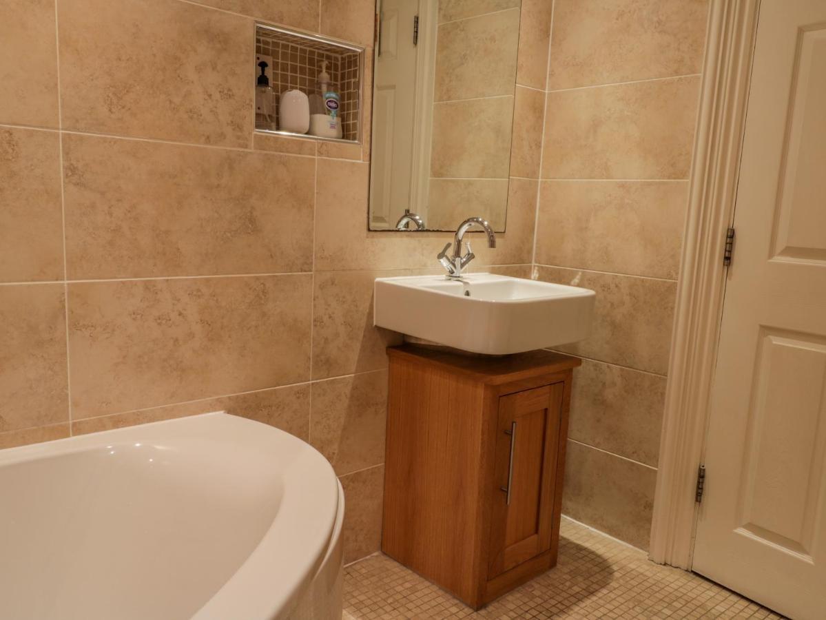 Apartment 6 Уитби Екстериор снимка